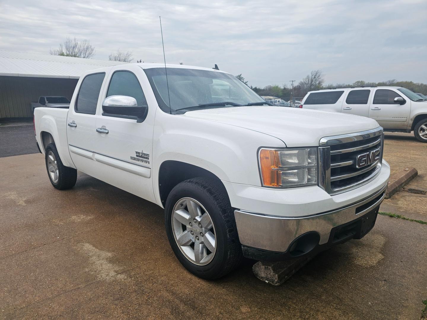 2013 WHITE GMC Sierra 1500 SLE Crew Cab 2WD (3GTP1VE01DG) with an 5.3L V8 OHV 16V FFV engine, 6-Speed Automatic transmission, located at 533 S Seven Points BLVD, Seven Points, TX, 75143, (430) 255-4030, 32.313999, -96.209351 - Photo#1